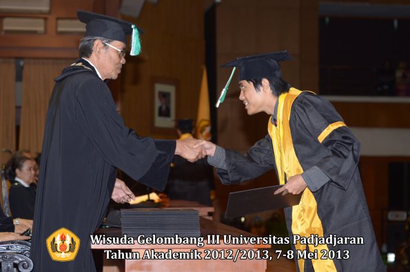 wisuda-unpad-gel-iii-ta-2012_2013-fakultas-pertanian-oleh-dekan-022