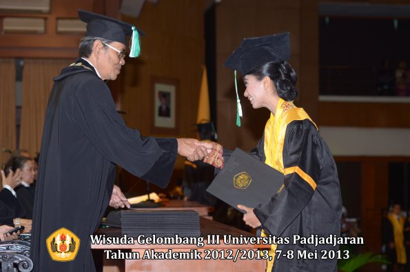 wisuda-unpad-gel-iii-ta-2012_2013-fakultas-pertanian-oleh-dekan-023