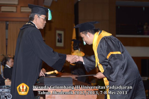 wisuda-unpad-gel-iii-ta-2012_2013-fakultas-pertanian-oleh-dekan-024