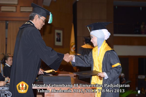 wisuda-unpad-gel-iii-ta-2012_2013-fakultas-pertanian-oleh-dekan-025