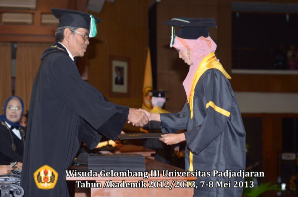 wisuda-unpad-gel-iii-ta-2012_2013-fakultas-pertanian-oleh-dekan-026