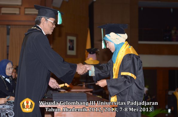 wisuda-unpad-gel-iii-ta-2012_2013-fakultas-pertanian-oleh-dekan-027