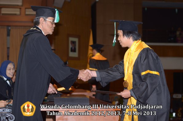 wisuda-unpad-gel-iii-ta-2012_2013-fakultas-pertanian-oleh-dekan-030