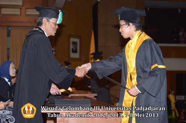 wisuda-unpad-gel-iii-ta-2012_2013-fakultas-pertanian-oleh-dekan-031