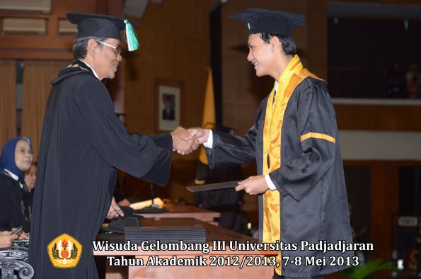 wisuda-unpad-gel-iii-ta-2012_2013-fakultas-pertanian-oleh-dekan-033