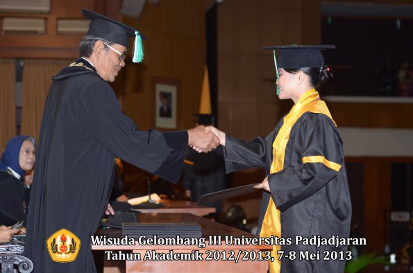 wisuda-unpad-gel-iii-ta-2012_2013-fakultas-pertanian-oleh-dekan-034