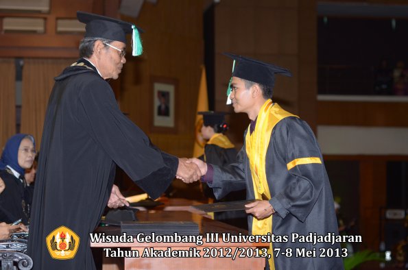 wisuda-unpad-gel-iii-ta-2012_2013-fakultas-pertanian-oleh-dekan-035