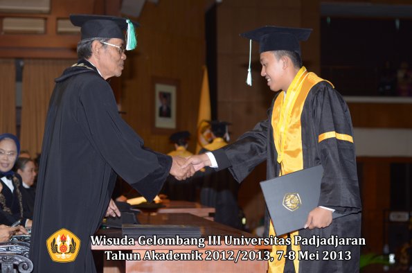 wisuda-unpad-gel-iii-ta-2012_2013-fakultas-pertanian-oleh-dekan-036