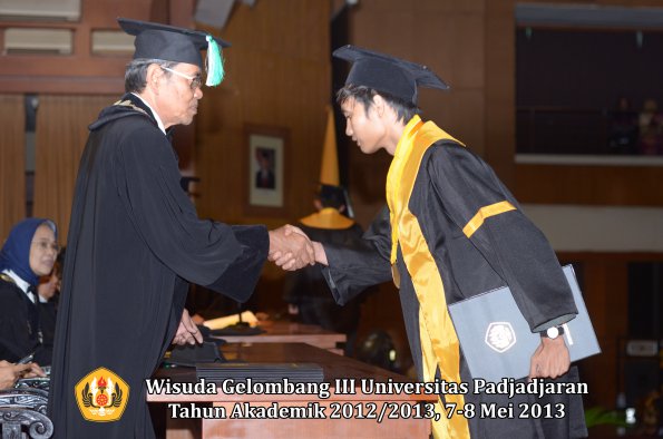 wisuda-unpad-gel-iii-ta-2012_2013-fakultas-pertanian-oleh-dekan-037