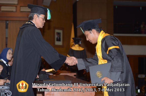 wisuda-unpad-gel-iii-ta-2012_2013-fakultas-pertanian-oleh-dekan-038