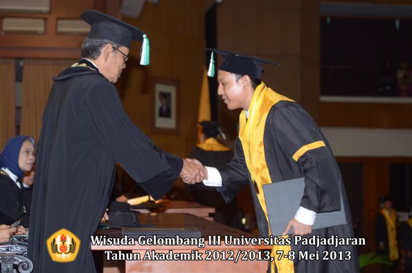 wisuda-unpad-gel-iii-ta-2012_2013-fakultas-pertanian-oleh-dekan-039