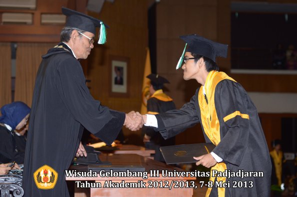 wisuda-unpad-gel-iii-ta-2012_2013-fakultas-pertanian-oleh-dekan-040