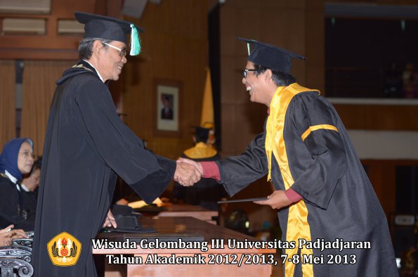 wisuda-unpad-gel-iii-ta-2012_2013-fakultas-pertanian-oleh-dekan-041