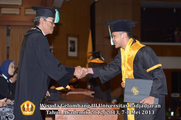 wisuda-unpad-gel-iii-ta-2012_2013-fakultas-pertanian-oleh-dekan-042