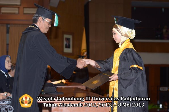 wisuda-unpad-gel-iii-ta-2012_2013-fakultas-pertanian-oleh-dekan-044