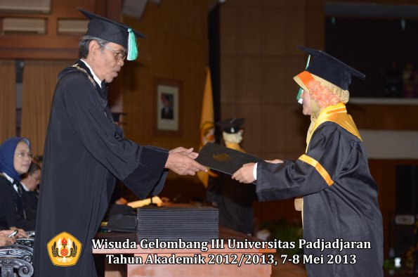 wisuda-unpad-gel-iii-ta-2012_2013-fakultas-pertanian-oleh-dekan-045