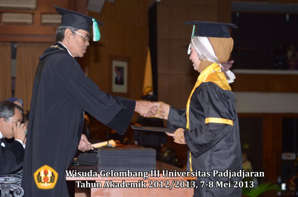 wisuda-unpad-gel-iii-ta-2012_2013-fakultas-pertanian-oleh-dekan-046