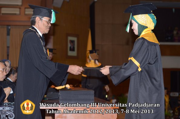 wisuda-unpad-gel-iii-ta-2012_2013-fakultas-pertanian-oleh-dekan-047