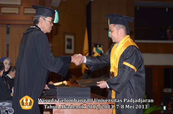 wisuda-unpad-gel-iii-ta-2012_2013-fakultas-pertanian-oleh-dekan-048