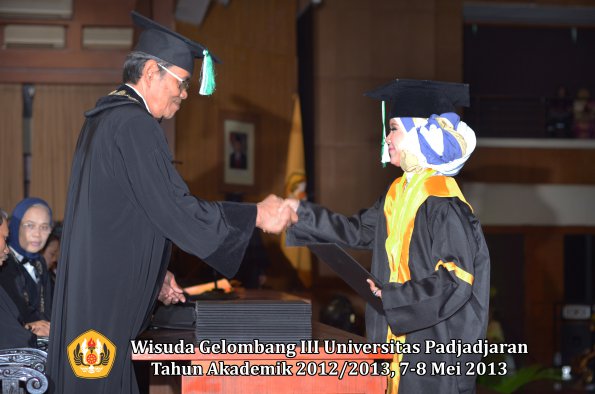 wisuda-unpad-gel-iii-ta-2012_2013-fakultas-pertanian-oleh-dekan-049