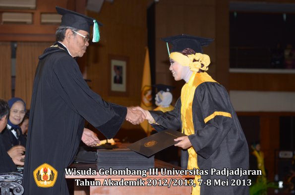 wisuda-unpad-gel-iii-ta-2012_2013-fakultas-pertanian-oleh-dekan-050