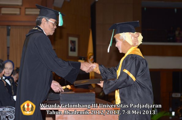 wisuda-unpad-gel-iii-ta-2012_2013-fakultas-pertanian-oleh-dekan-051