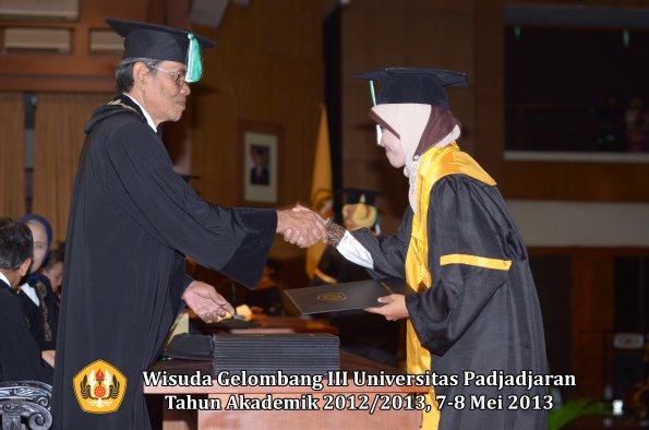 wisuda-unpad-gel-iii-ta-2012_2013-fakultas-pertanian-oleh-dekan-052