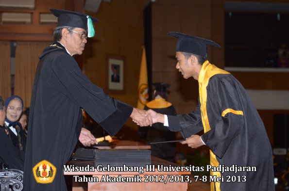 wisuda-unpad-gel-iii-ta-2012_2013-fakultas-pertanian-oleh-dekan-053