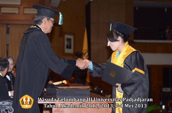 wisuda-unpad-gel-iii-ta-2012_2013-fakultas-pertanian-oleh-dekan-054