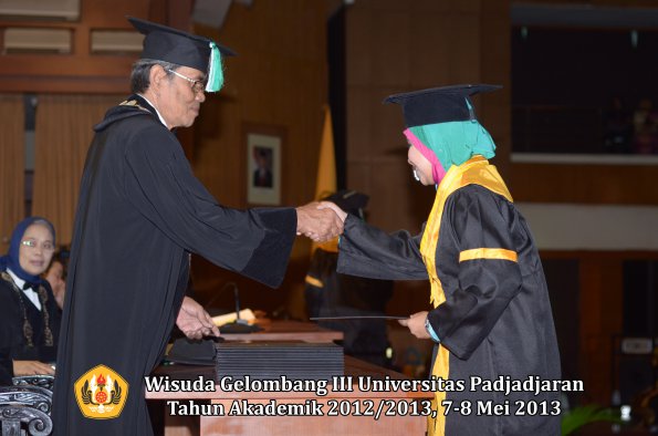 wisuda-unpad-gel-iii-ta-2012_2013-fakultas-pertanian-oleh-dekan-055