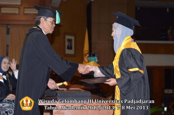 wisuda-unpad-gel-iii-ta-2012_2013-fakultas-pertanian-oleh-dekan-056