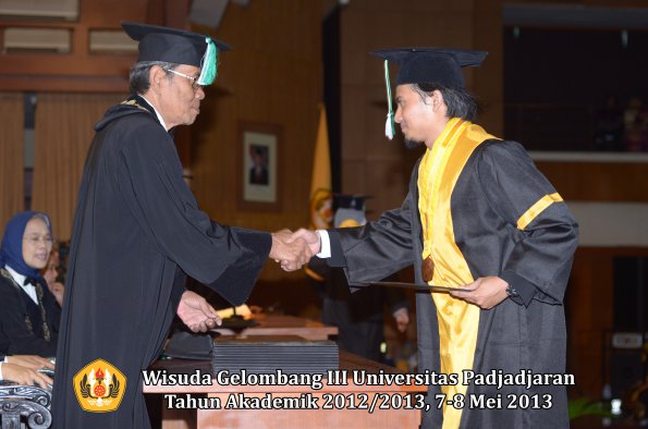 wisuda-unpad-gel-iii-ta-2012_2013-fakultas-pertanian-oleh-dekan-057