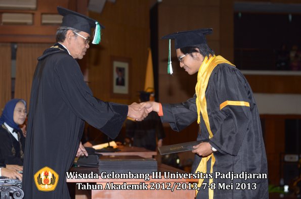 wisuda-unpad-gel-iii-ta-2012_2013-fakultas-pertanian-oleh-dekan-058