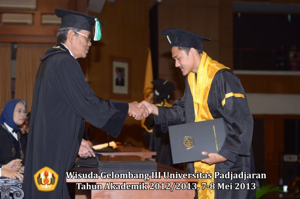 wisuda-unpad-gel-iii-ta-2012_2013-fakultas-pertanian-oleh-dekan-060