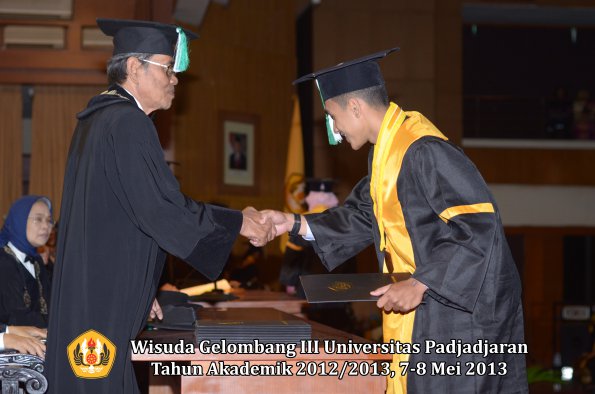 wisuda-unpad-gel-iii-ta-2012_2013-fakultas-pertanian-oleh-dekan-062