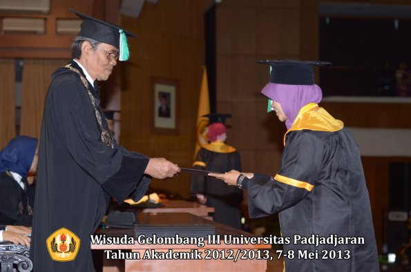 wisuda-unpad-gel-iii-ta-2012_2013-fakultas-pertanian-oleh-dekan-064