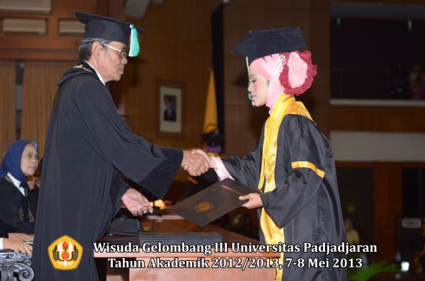 wisuda-unpad-gel-iii-ta-2012_2013-fakultas-pertanian-oleh-dekan-065