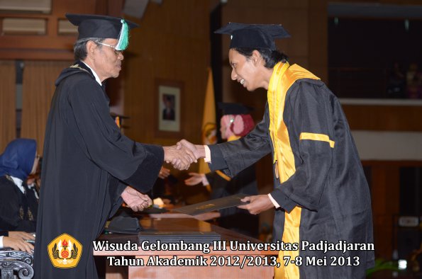 wisuda-unpad-gel-iii-ta-2012_2013-fakultas-pertanian-oleh-dekan-066