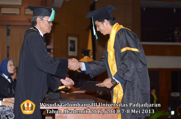 wisuda-unpad-gel-iii-ta-2012_2013-fakultas-pertanian-oleh-dekan-067