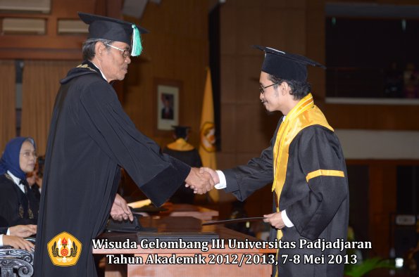 wisuda-unpad-gel-iii-ta-2012_2013-fakultas-pertanian-oleh-dekan-068