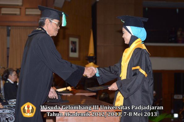 wisuda-unpad-gel-iii-ta-2012_2013-fakultas-pertanian-oleh-dekan-072