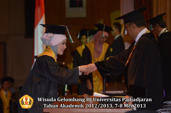 wisuda-unpad-gel-iii-ta-2012_2013-fakultas-pertanian-oleh-rektor-025