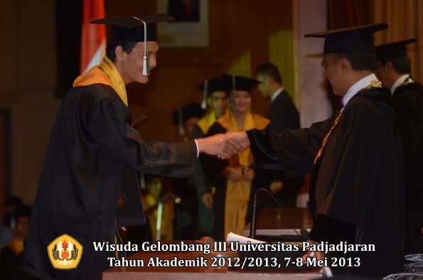 wisuda-unpad-gel-iii-ta-2012_2013-fakultas-pertanian-oleh-rektor-033