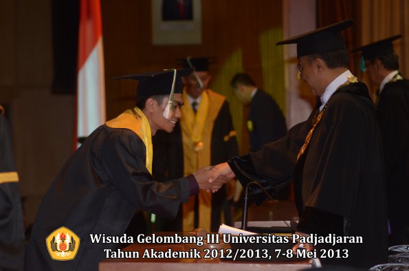 wisuda-unpad-gel-iii-ta-2012_2013-fakultas-pertanian-oleh-rektor-035