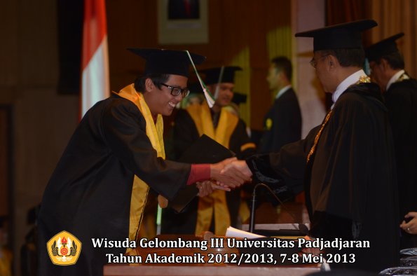 wisuda-unpad-gel-iii-ta-2012_2013-fakultas-pertanian-oleh-rektor-041