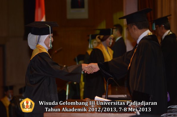 wisuda-unpad-gel-iii-ta-2012_2013-fakultas-pertanian-oleh-rektor-049