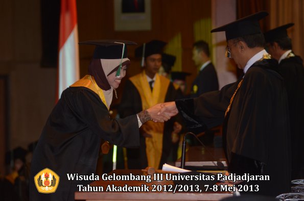 wisuda-unpad-gel-iii-ta-2012_2013-fakultas-pertanian-oleh-rektor-052