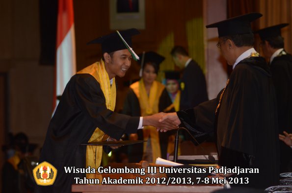 wisuda-unpad-gel-iii-ta-2012_2013-fakultas-pertanian-oleh-rektor-053