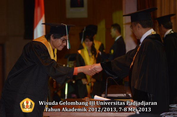 wisuda-unpad-gel-iii-ta-2012_2013-fakultas-pertanian-oleh-rektor-058