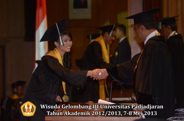 wisuda-unpad-gel-iii-ta-2012_2013-fakultas-pertanian-oleh-rektor-059